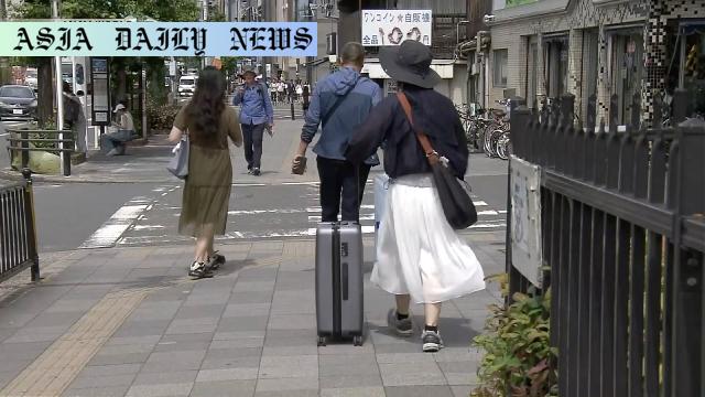 Shocking Attack: Chinese Tourist Stabbed in Kyoto - Assailant Flees Scene!