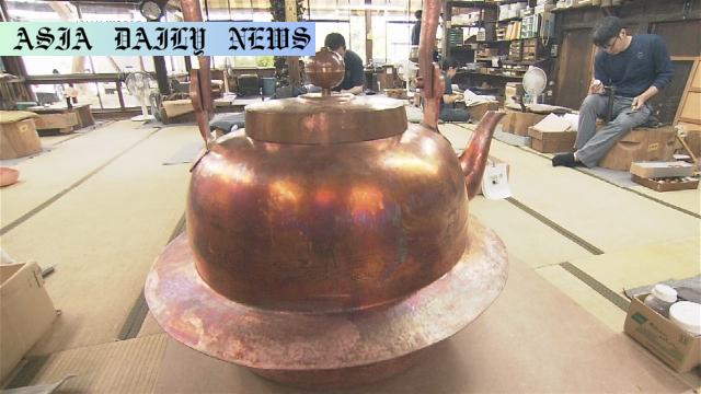 Giant Copper Kettle Amazes Visitors with Its Craftsmanship